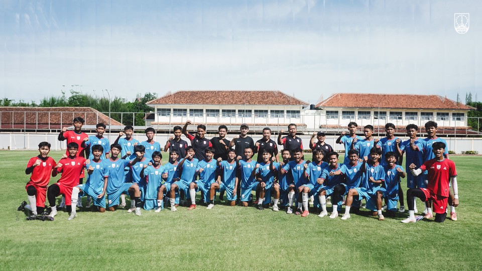 POTENSIAL: Konsultan sepak bola asal Spanyol Ekkono Method memantau talenta muda Persis U-16, belum lama ini.