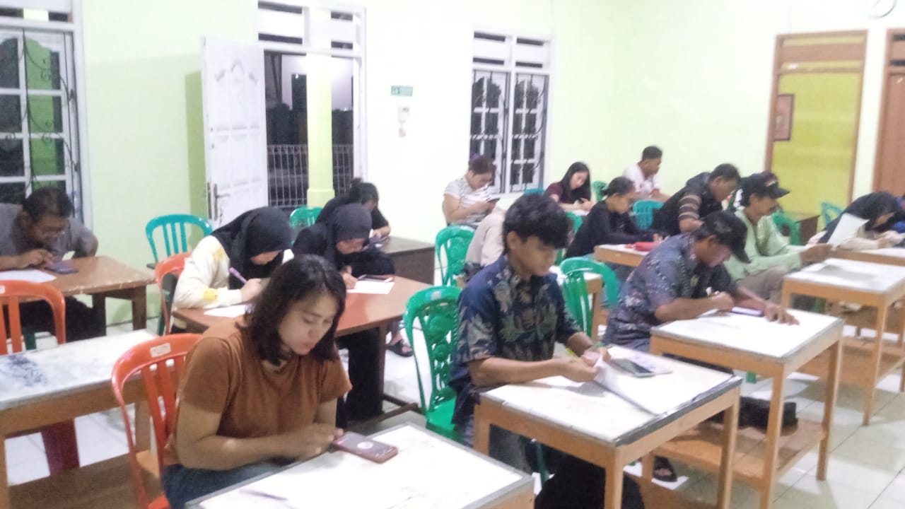 SEKOLAH MALAM: Proses pembelajaran di Pusat Kegiatan Belajar Masyarakat (PKBM) Berdikari.