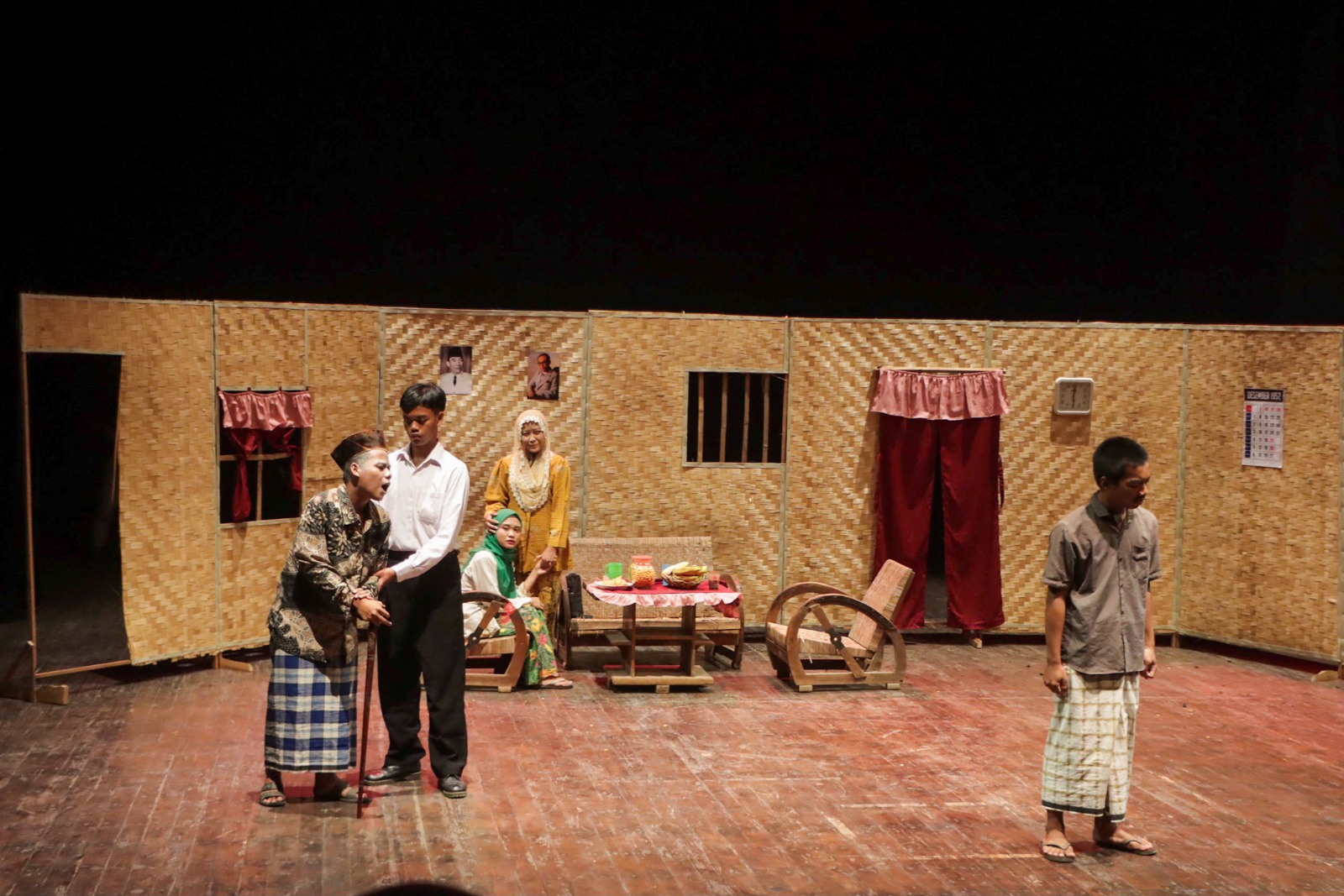 MENDALAMI PERAN: Teater Mentari MA Maslakul Huda Lamongan melakukan pementasan di Teater Arena, Taman Budaya Jawa Tengah.