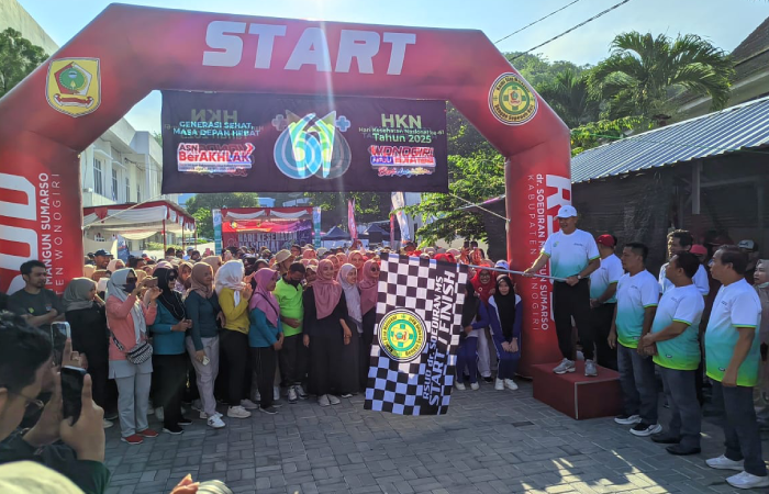 Bupati Wonogiri Setyo Sukarno mengibarkan bendera start untuk memberangkatkan peserta jalan sehat peringatan HKN ke-61 di Dinkes Wonogiri, Sabtu (9/11/2025).