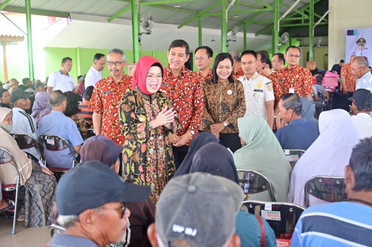 Bupati Sukoharjo Etik Suryani serahkan BLT DBHCHT 2025 untuk 986 buruh tani tembakau dan buruh pabrik rokok di Gedung Satria Wijaya Blimbing Gatak, Jumat (7/11/2025).