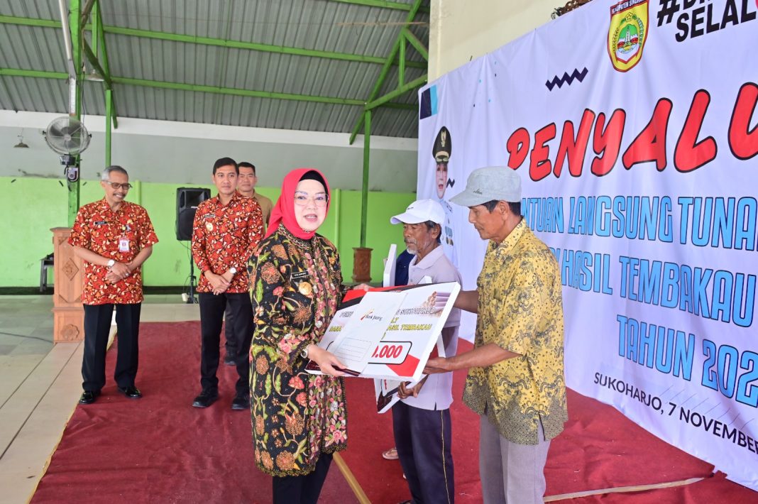 Penyaluran BLT DBHCHT di Gedung Satria Wijaya Blimbing, Kecamatan Gatak, Sukoharjo, Jumat (7/11).