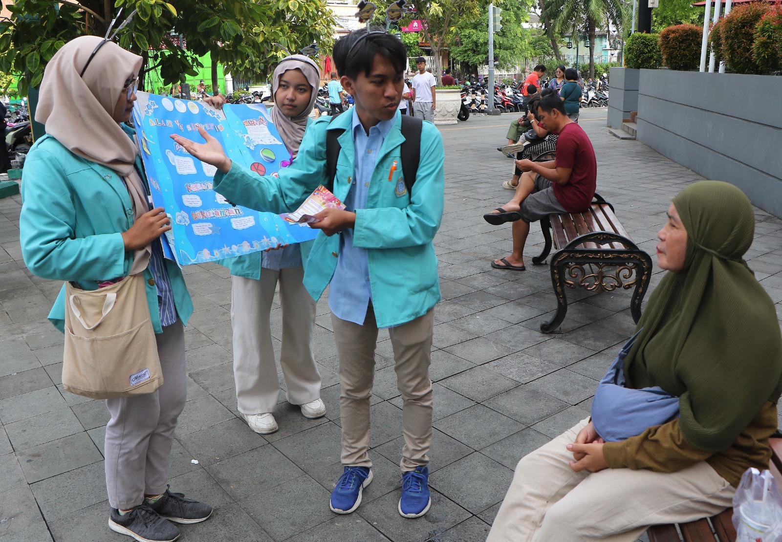 TURUN KE JALAN: Mahasiswa Farmasi UNS melakukan sosialisasi ke masyarakat tentang penggunaan obat yang baik dan benar.