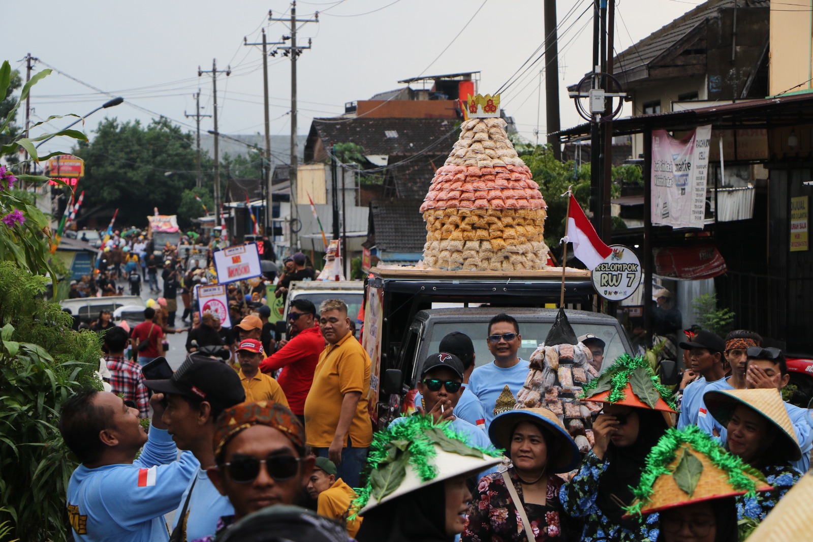 RAMAI: Prosesi Kirab Hajatan Ageng yang digelar di Kalurahan Jagalan, Jebres, Solo, Minggu (9/11/2025).