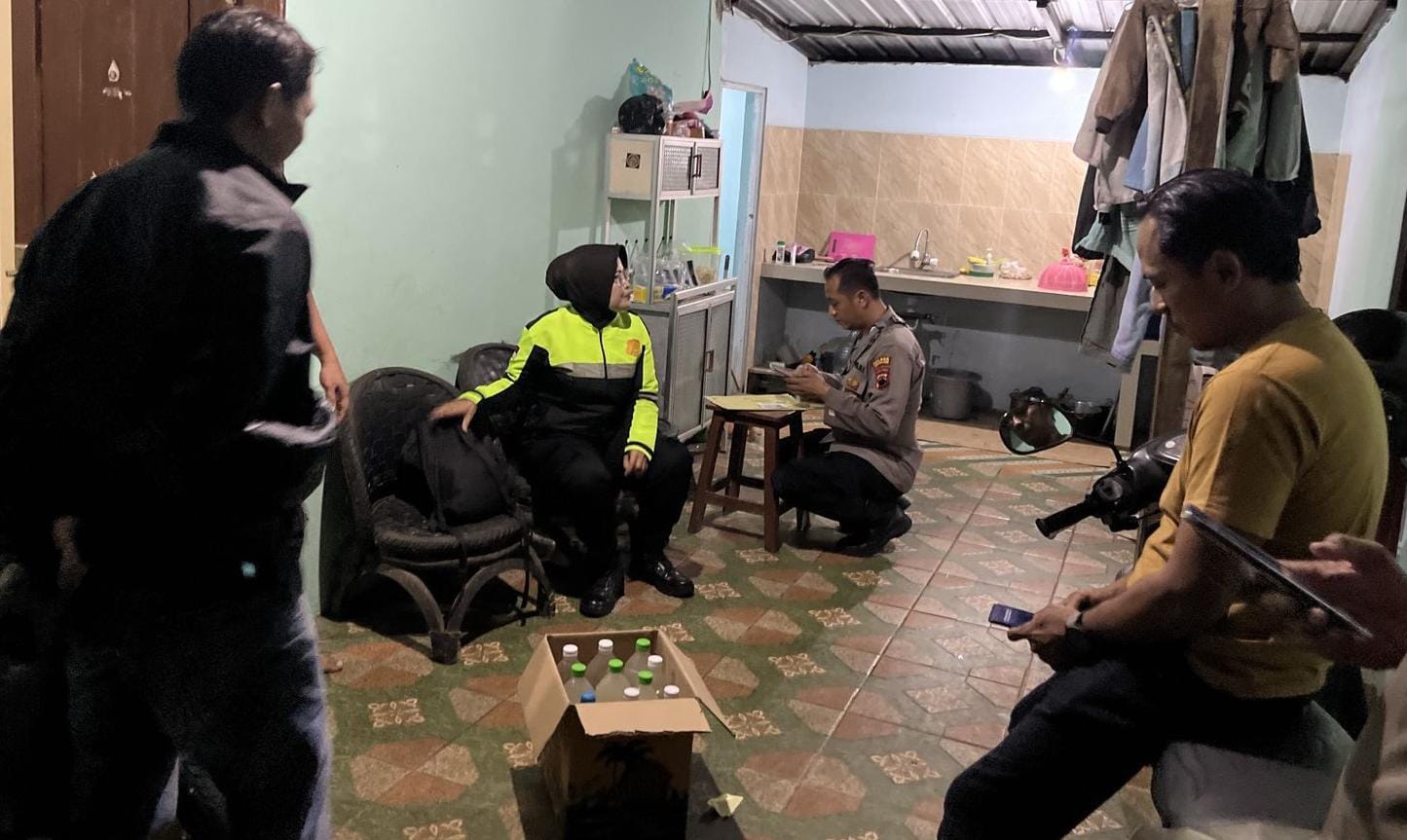 Barang bukti botol berisi miras yang disita jajaran Polsek Karanganyar dalam Operasi Pekat.