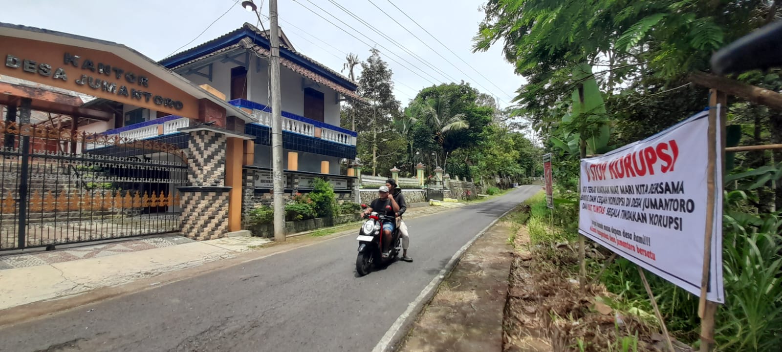 Spanduk protes dipasang warga di depan Kantor Desa Jumantoro, Kecamatan Jumapolo, Karanganyar.
