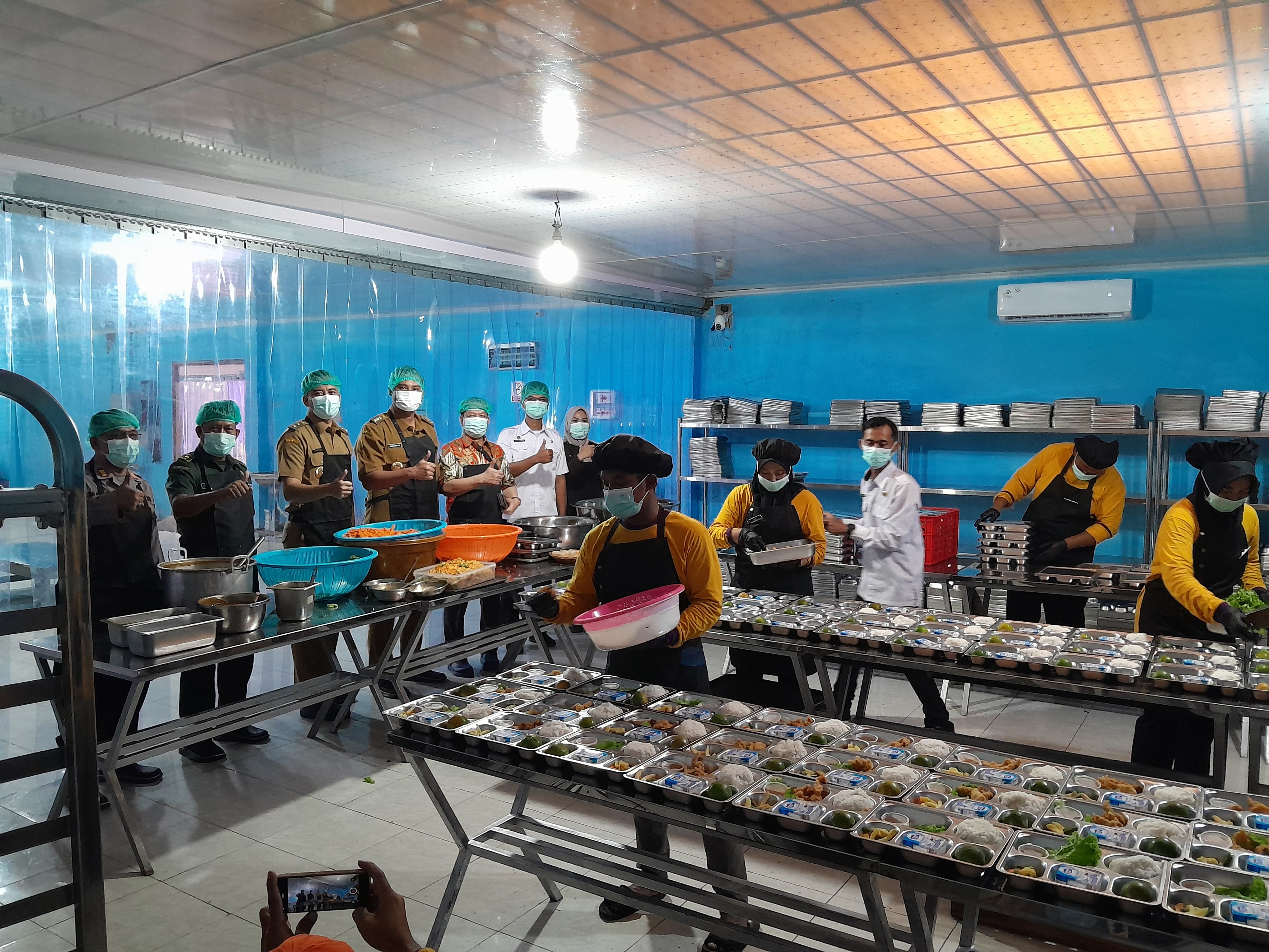Bupati Klaten Hamang Wajar Ismoyo dan Wakil Bupati Klaten Benny Indra Ardhianto saat meninjau SPPG di Desa Gunting, Wonosari, Klaten beberapa waktu lalu.