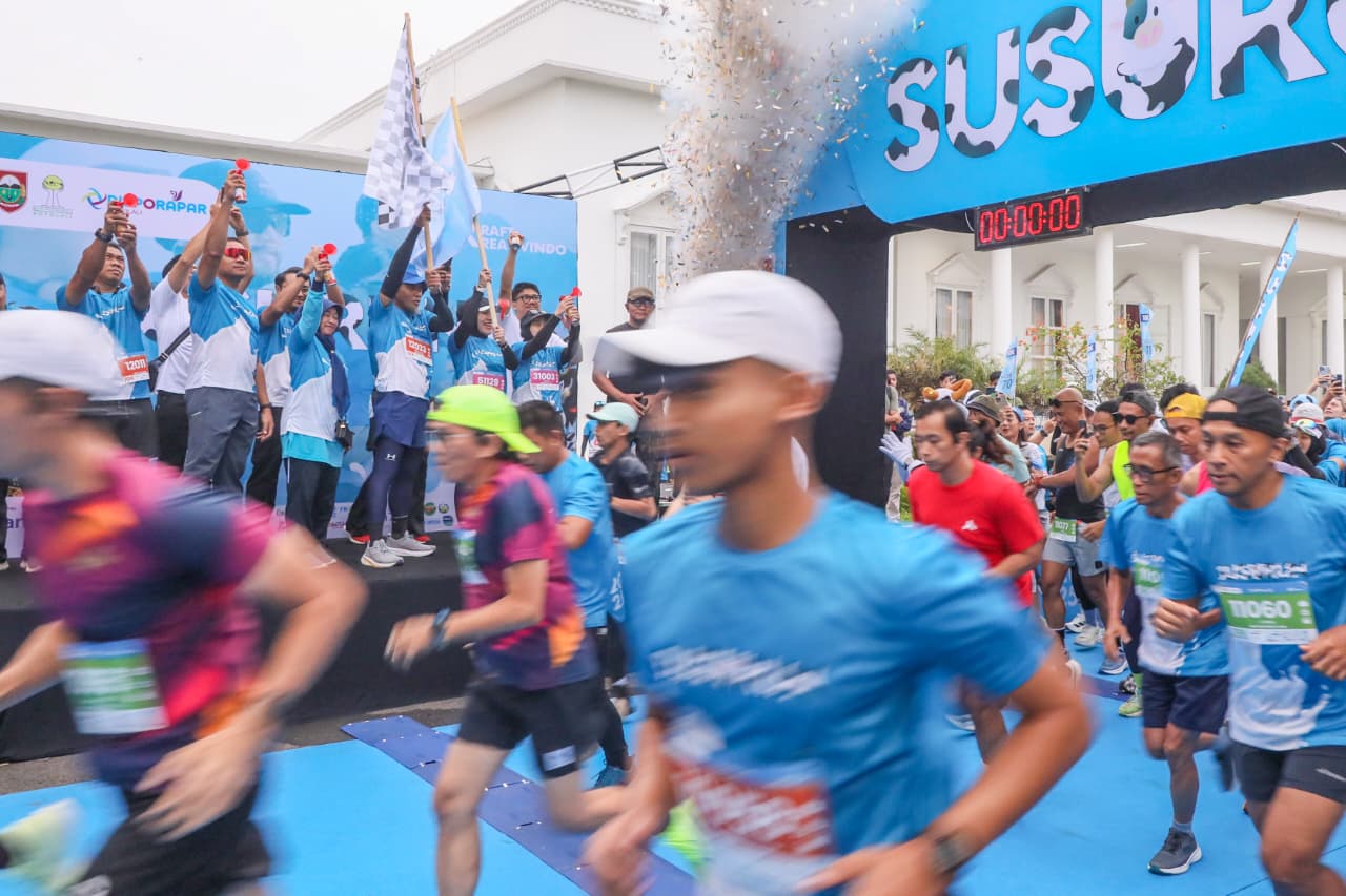 Sekda Jateng Sumarno lepas peserta Susu Run Boyolali 2025 di Boyolali, Minggu (9/11/2025).
