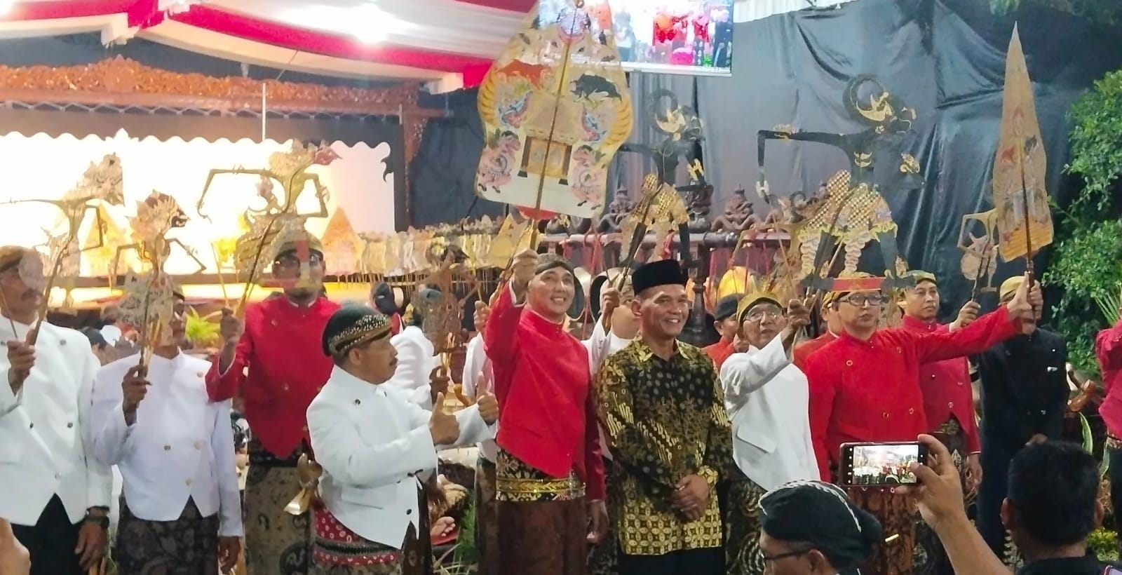Ketua DPRD Jateng Sumanto menggelar pementasan wayang kulit melibatkan puluhan dalang selama 30 jam nonstop.