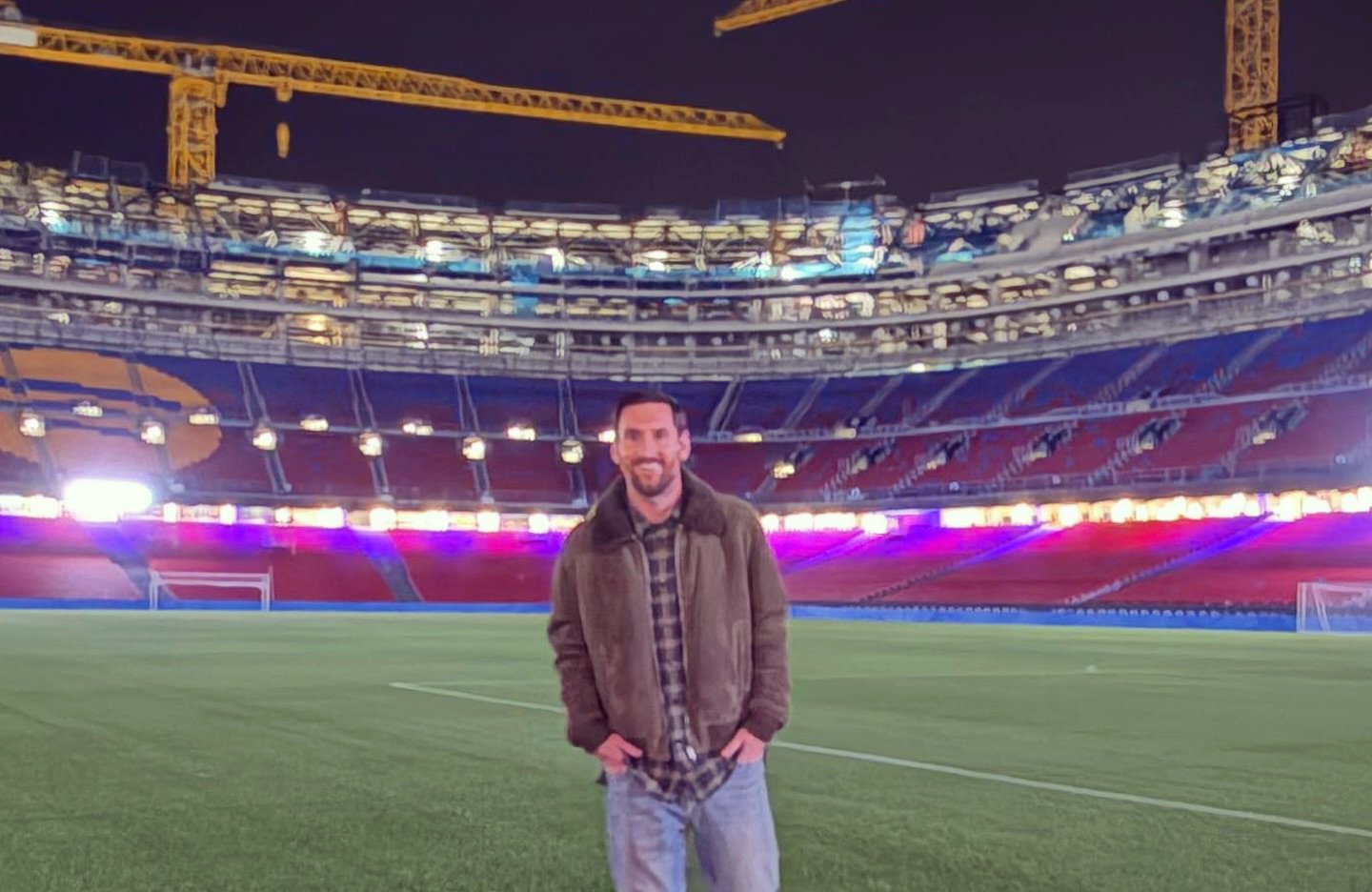 Lionel Messi saat mengujungi markas Barcelona, Camp Nou