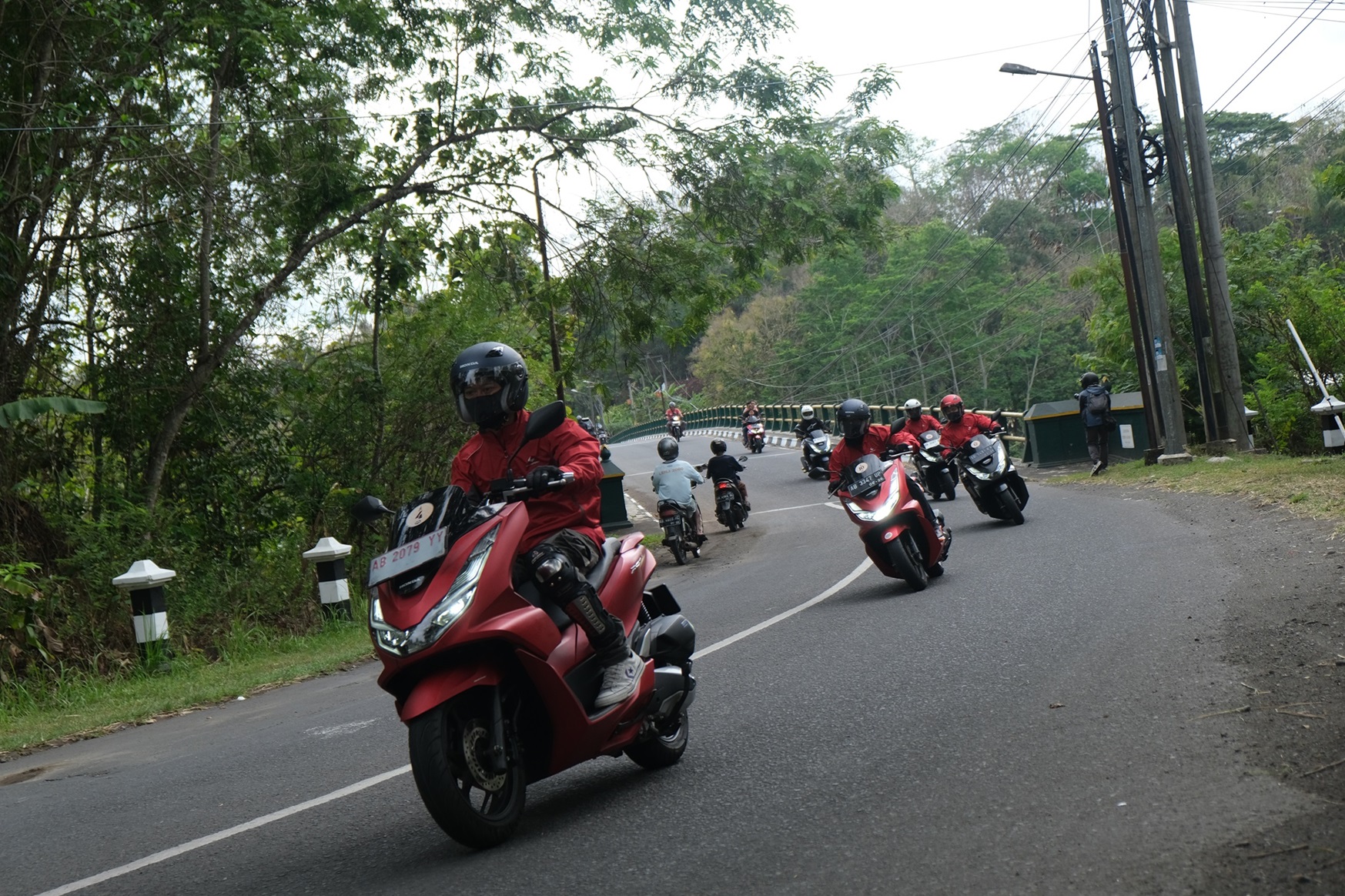 Rombongan komunitas bikers Honda touring bersama menghadiri puncak Honda Bikers Day 2024 di Klaten, Jawa Tengah.