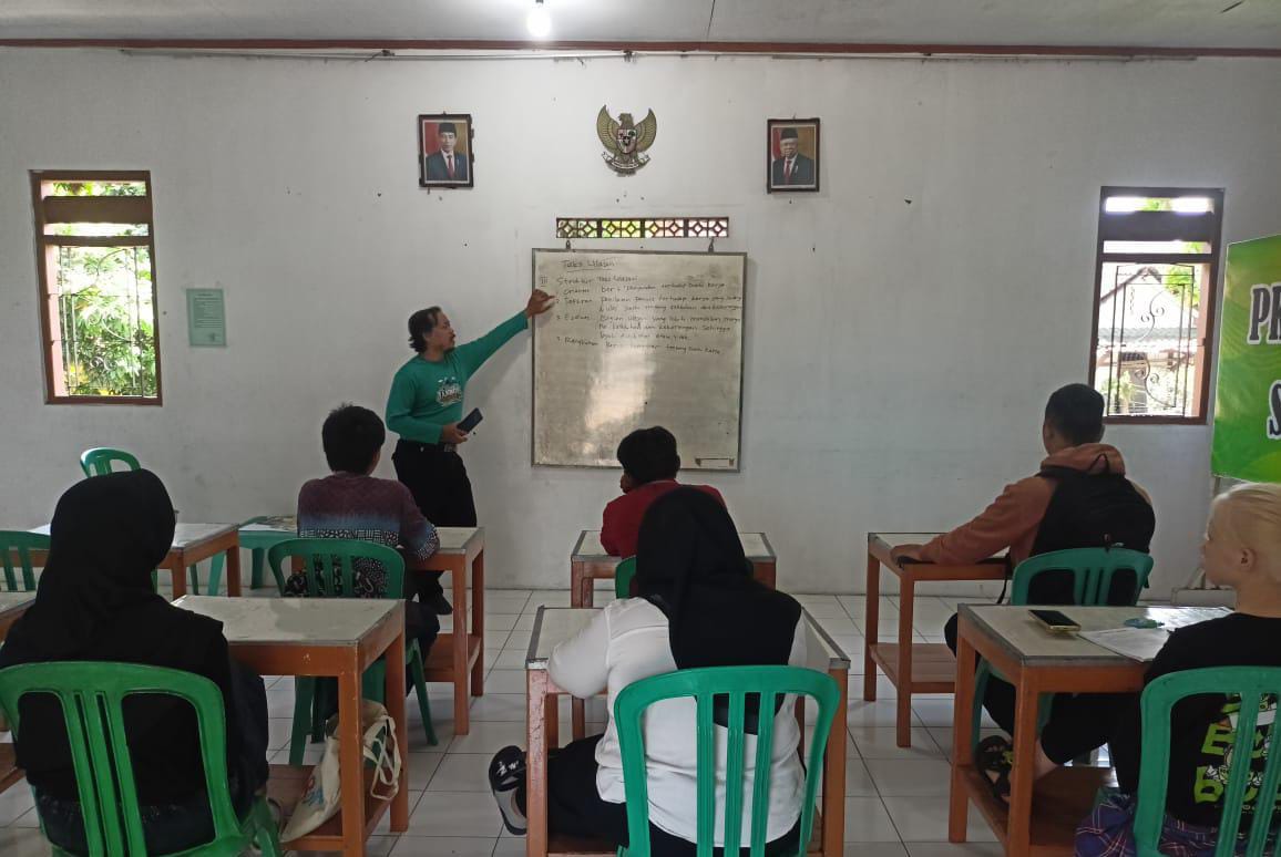 Joko Surono mengajar berbagai kalangan di PKBM. (Alfida Nurkholisah/Radar Solo)