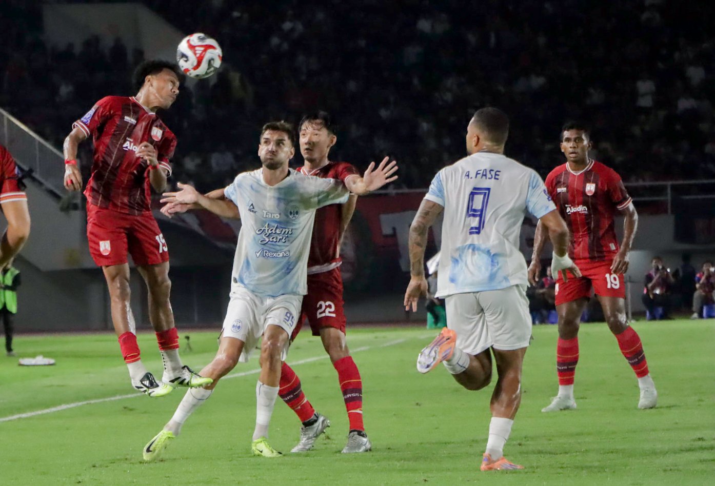 DUEL UDARA: Bek Persis Solo Giovani Numberi berebut bola dengan pemain PSIM Jogja di Stadion Manahan, Sabtu malam (8/11).