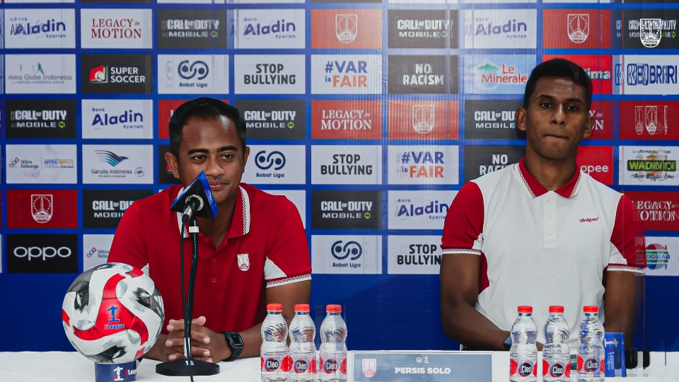 BEBAN BERAT: Karteker Persis Solo Tithan Wulung Suryata (kiri) saat jalani jumpa pers jelang laga kontra PSIM Jogja.