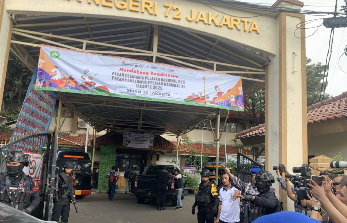 Petugas kepolisian berjaga di gerbang SMAN 72 Jakarta usai ledakan di dalam masjid sekolah tersebut, Kelapa Gading, Jakarta Utara, Jumat (7/11/2025).