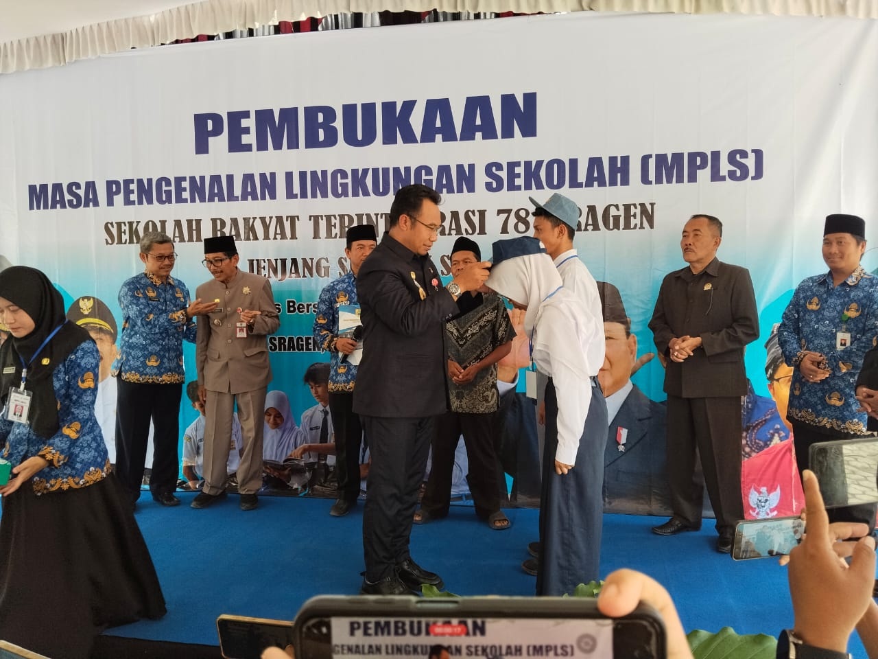 Bupati Sragen Sigit Pamungkas membuka MPLS sekolah rakyat, Senin (10/11/2025). Angkatan pertama ada dua rombel. (Ahmad Khairudin/Radar Solo)