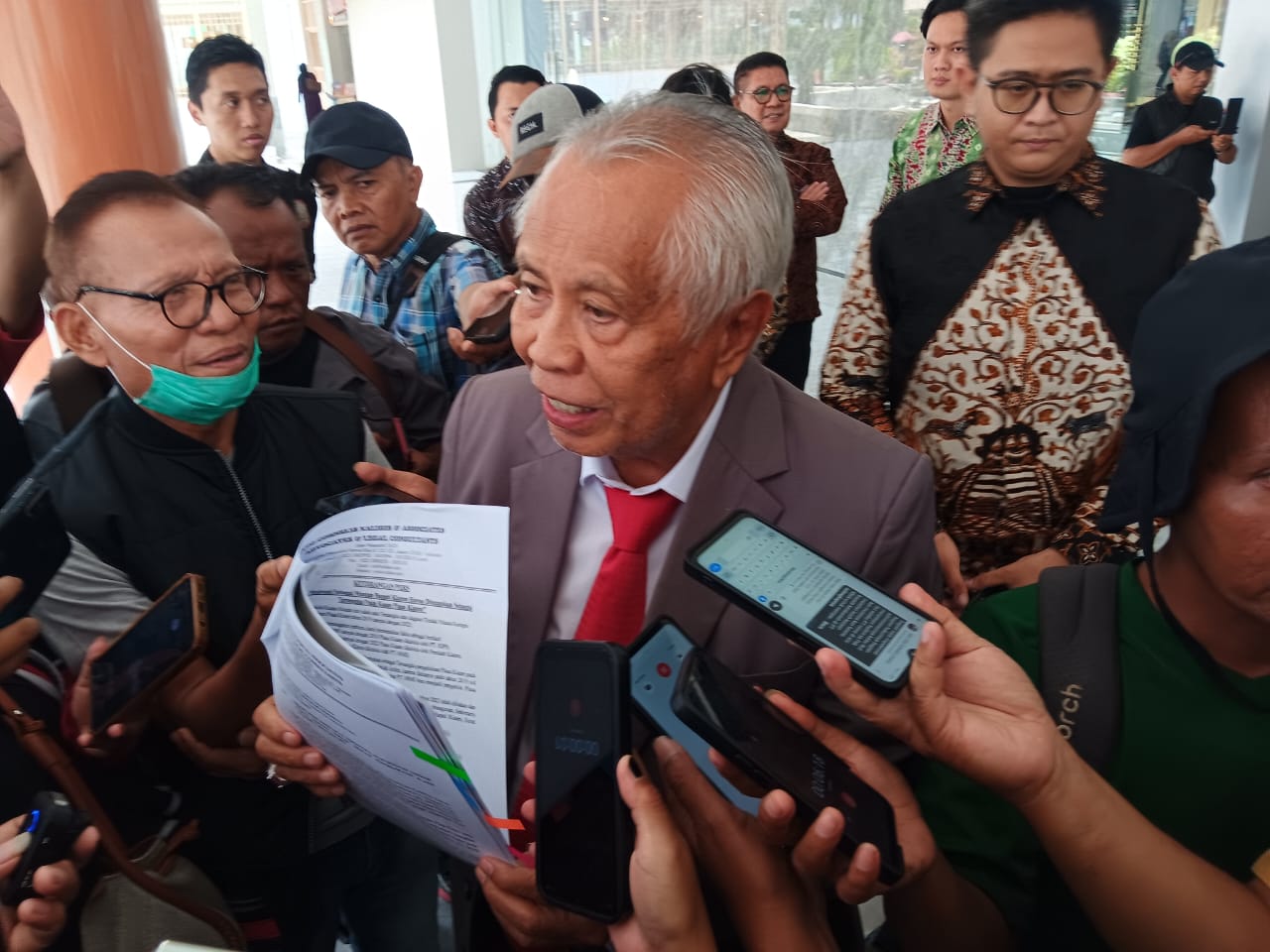 Pengacara tersangka korupsi Plasa Klaten, OC Kaligis beri keterangan kepada awak media. (Angga Purenda/Radar Solo)