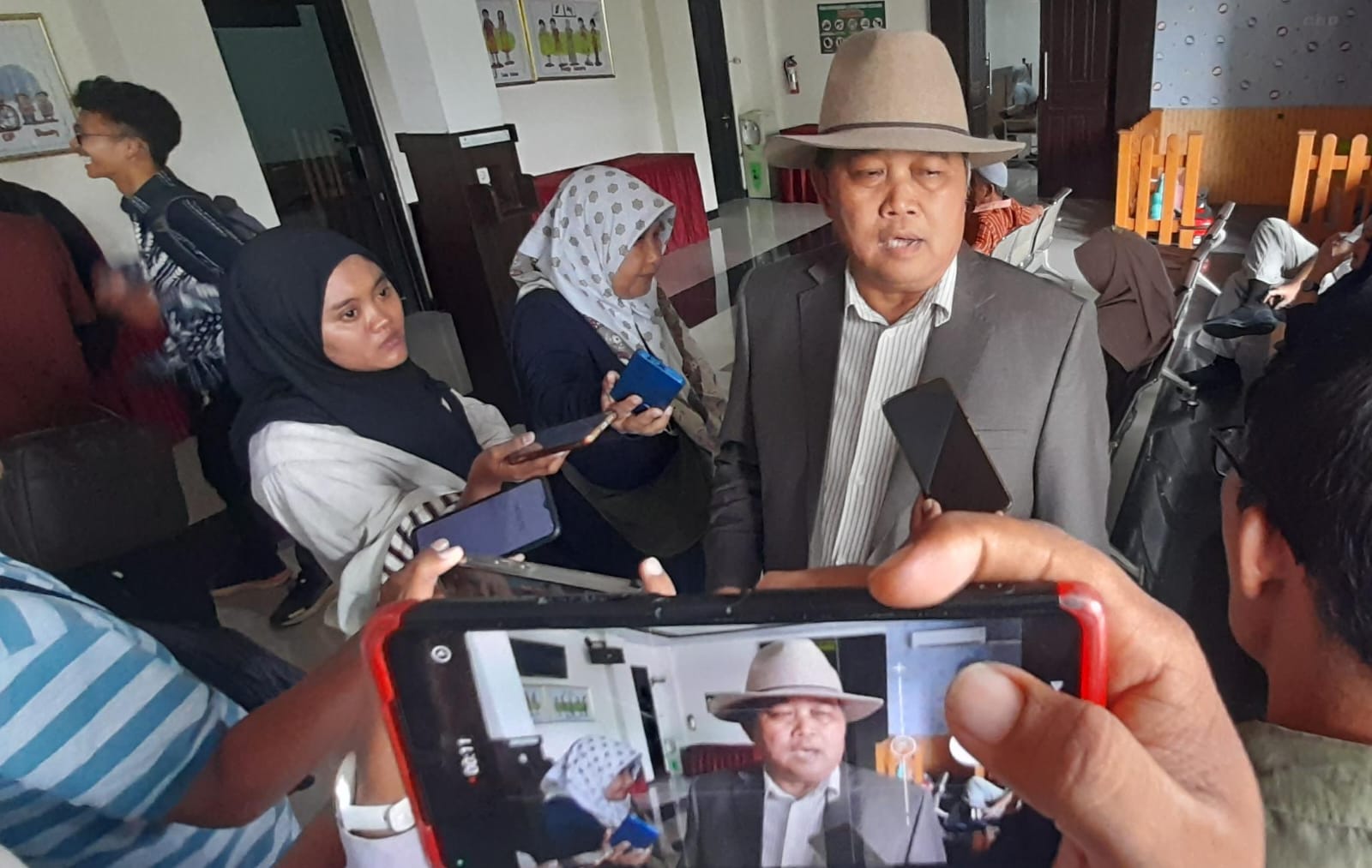 Kuasa hukum Lembaga Pengawasan dan Pengawalan Penegakan Hukum Indonesia (LP3HI) Bonyami Saiman ajukan gugatan praperadilan ke Kejari Karanganyar. (Rudi Hartono/Radar Solo)