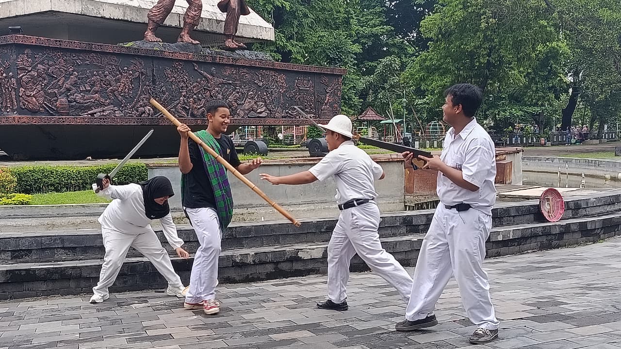 Pementasan tema kepahlawanan oleh siswa kelas X salah satu SMP swasta di Solo di Taman Monumen 45 Banjarsari, Senin (10/11).