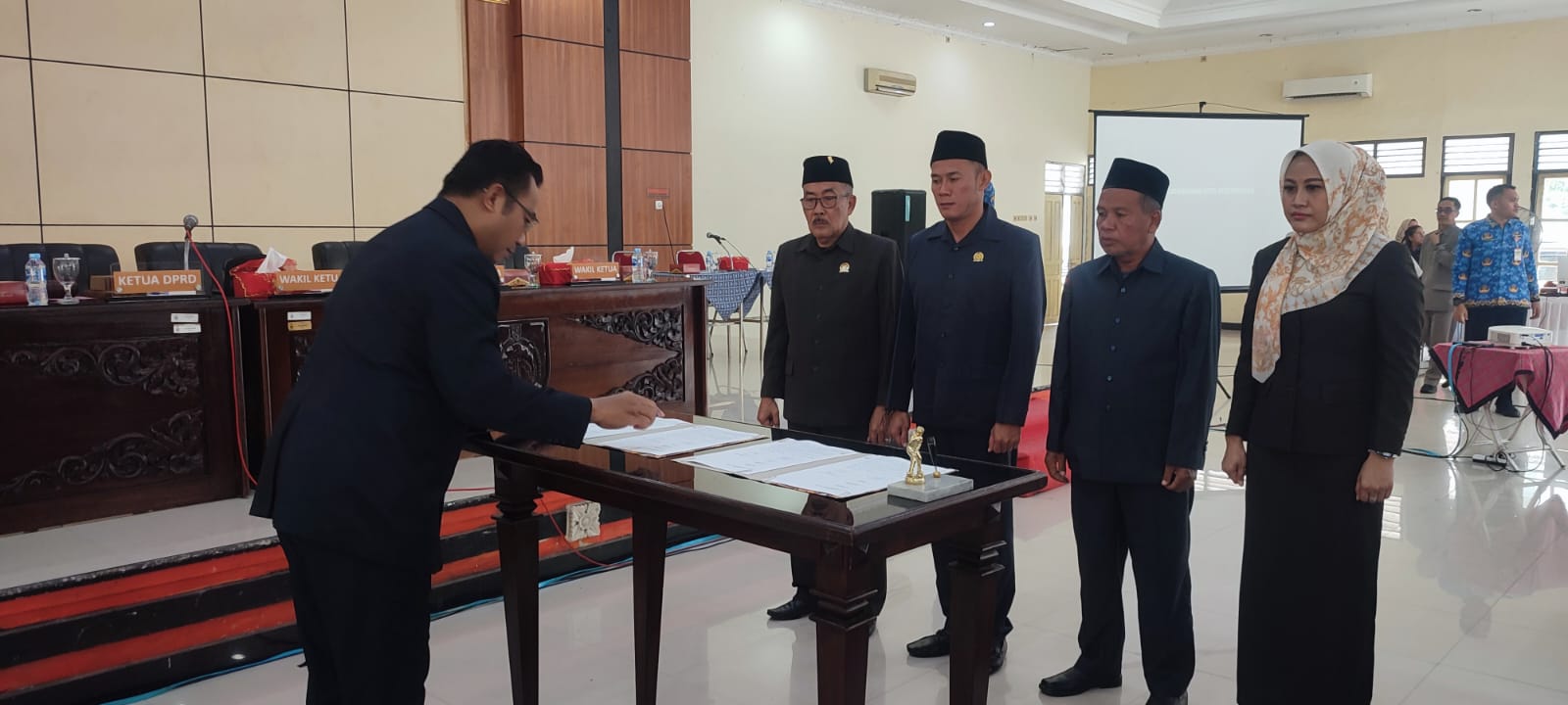 Sidang paripurna KUA-PPAS APBD Kabupaten Sragen 2026 di DPRD Sragen, kemarin (10/11/2025). (Ahmad Khairudin/Radar Solo)