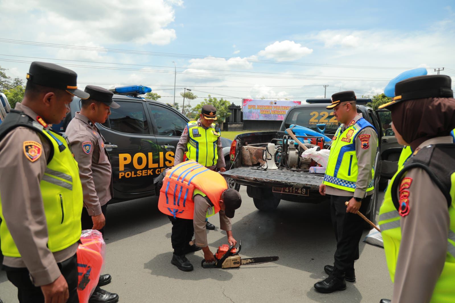 Kapolres Klaten AKBP Nur Cahyo Ari Prasetyo (kanan) melakukan ppengecekan peralatan siaga bencana di Mapolres Klaten, Senin (10/11/2025). (Angga Purenda/Radar Solo)