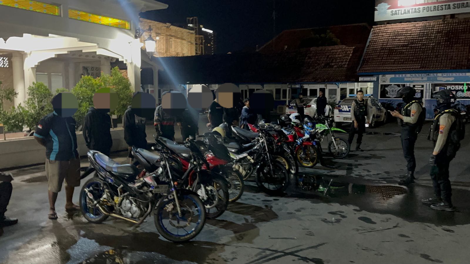 MERESAHKAN: Tim Sparta Satuan Samapta Polresta Solo mengamankan beberapa kendaraan yang digunakan untuk aksi balapan liar.