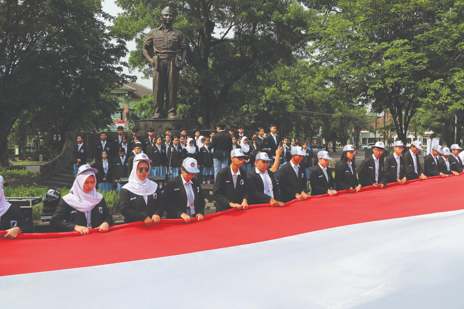 Siswa salah satu SMA swasta di Kota Solo menggelar upacara dan konser memperingati Hari Pahlawan di Monumen Mayor Achmadi, kemarin (10/11).