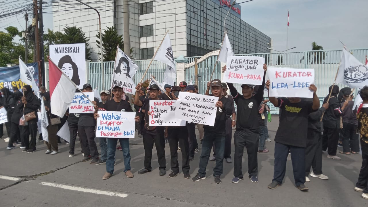 Massa eks karyawan PT Sritex gelar aksi di depan pabrik untuk tuntut pesangon, Senin (10/11/2025).