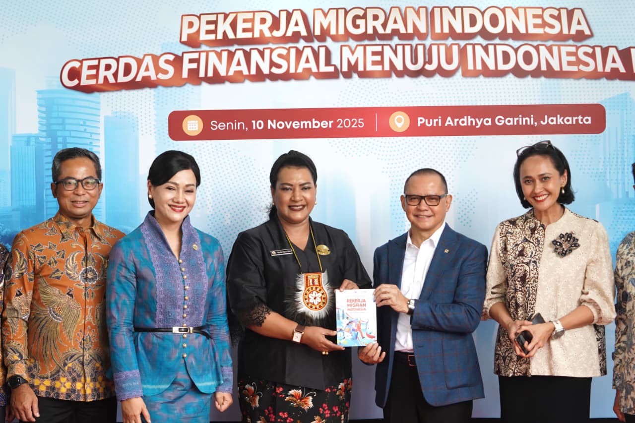 Menteri P2MI Mukhtarudin hadiri launching Buku Saku Edukasi Keuangan Pekerja Migran Indonesia di Puri Ardhya Garini, Jalan Raya Halim Perdanakusuma, Jakarta Timur, Senin (10/11/2025).