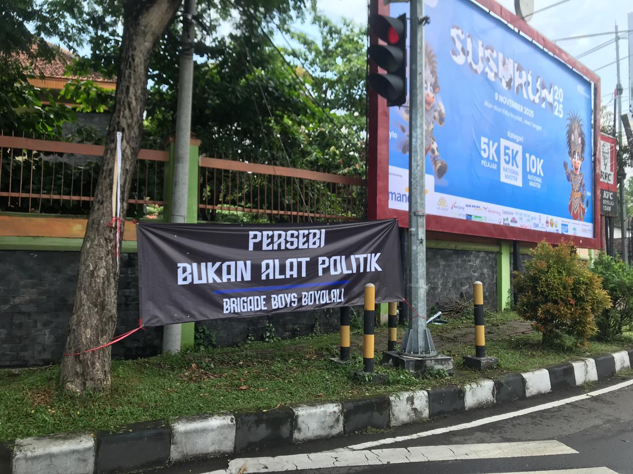 Spanduk terkait Persebi dipasang di traffic light Museum R Hamong Wardoyo Boyolali, Senin (10/11/2025).