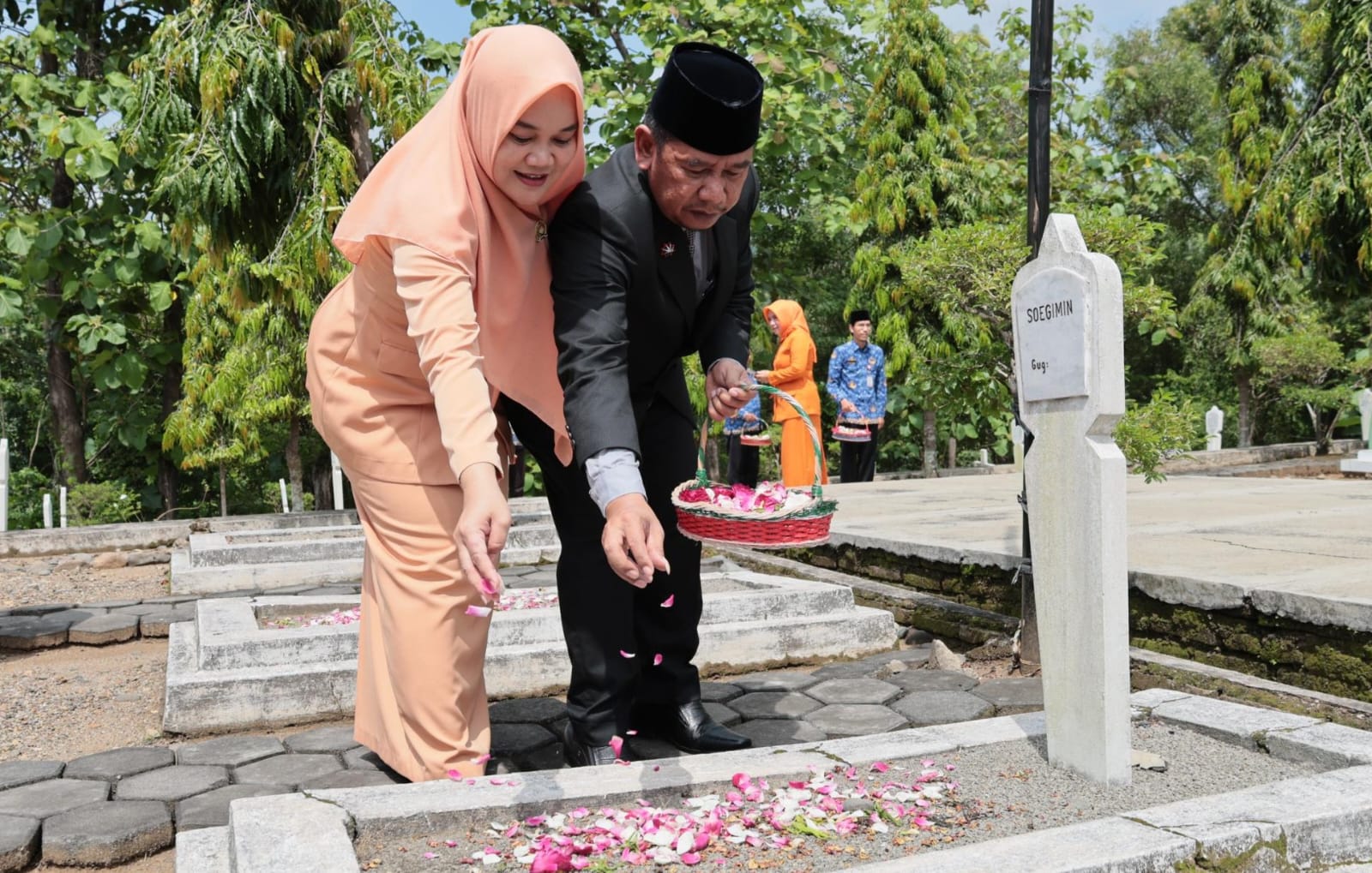 Sekda Wonogiri FX Pranata didampingi Argentin Pranata tabur bunga di TMP Mojoroto, Senin (10/11/2025).