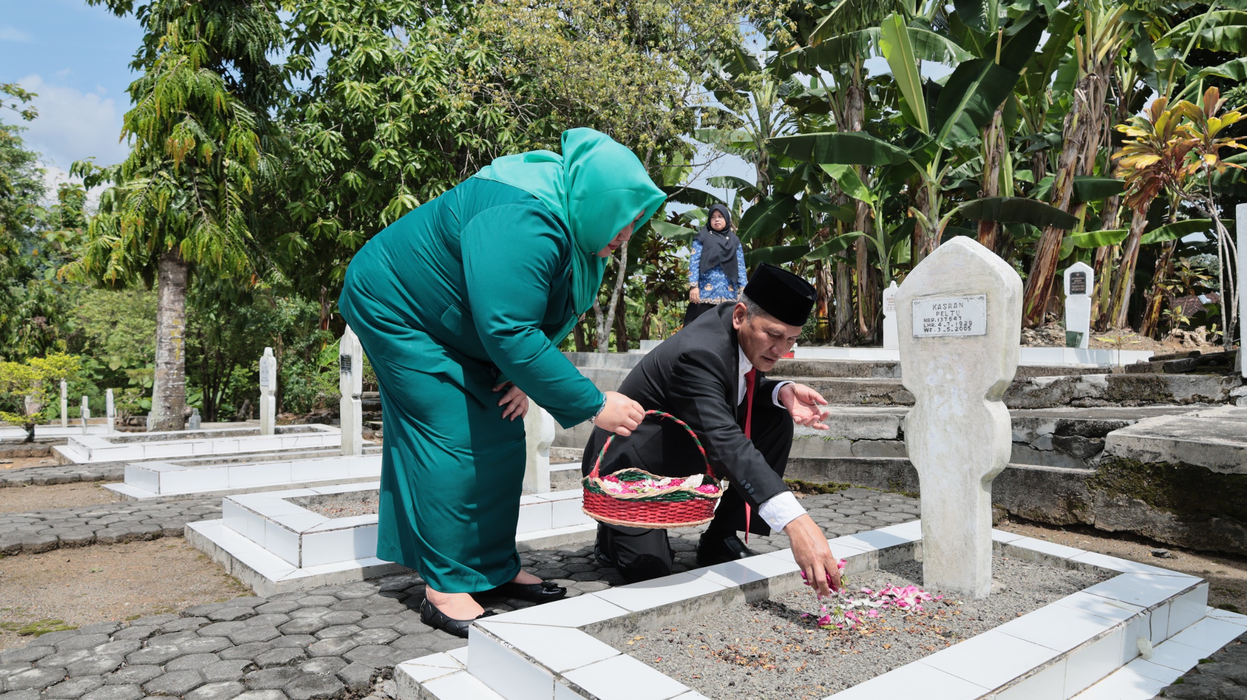 Bupati Wonogiri Setyo Sukarno didampingi Sri Rahayuningsih Setyo Sukarno tabur bunga di TMP Mojoroto, Senin (10/11/2025).