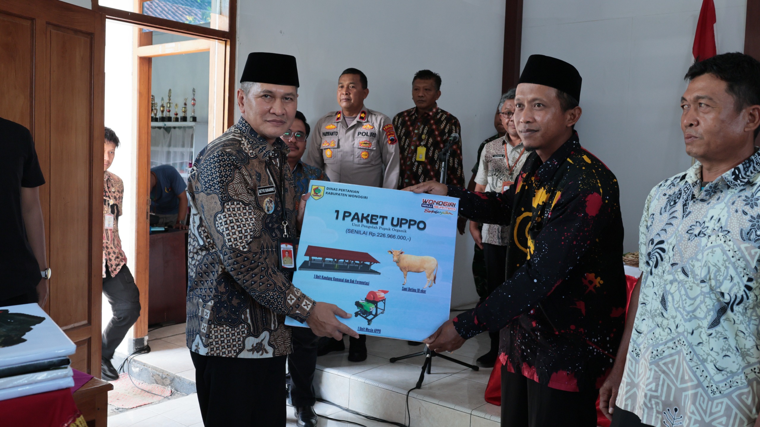 Bupati Wonogiri Setyo Sukarno menyerahkan bantuan secara simbolis kepada perwakilan petani baru-baru ini.