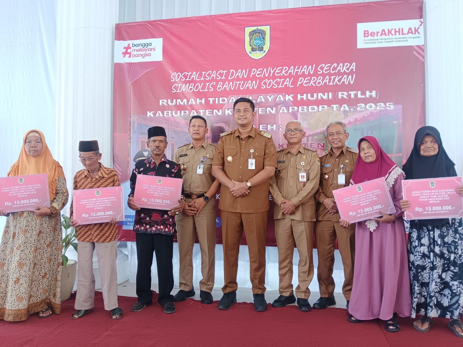 Bupati Klaten Hamenang Wajar Ismoyo saat menyerahkan bantuan sosial perbaikan RTLH ke penerima di Pendapa Tirta Harapan Kompleks Grha Bung Karno (GBK) Klaten. (Angga Purenda/Radar Solo)
