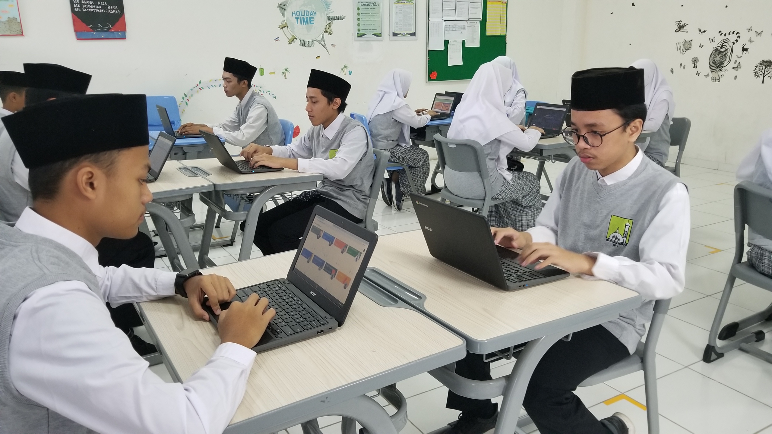 FOKUS: Siswa-siswi SMA Al-Azhar Syifa Budi Solo tengah belajar menggunakan Chromebook.