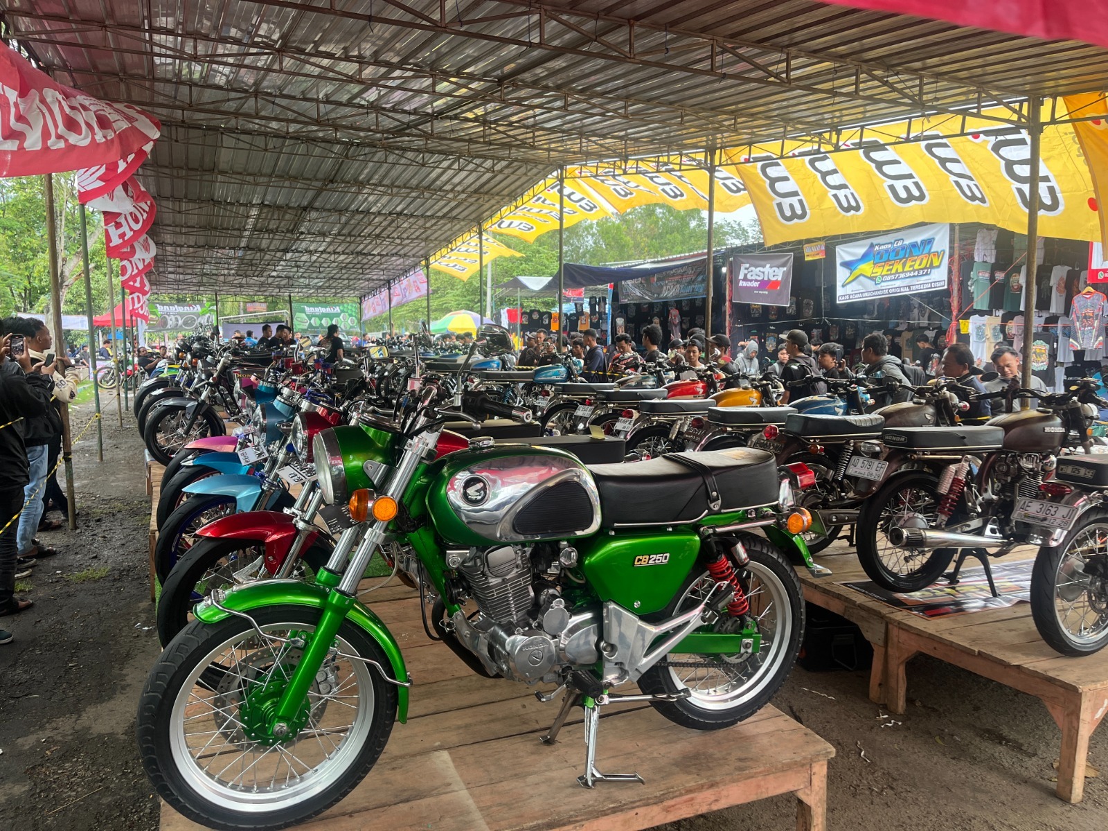 Kontes modifikasi semarakkan Anniversary 20 Tahun CB Club Wonogiri di Lapangan Monumen Bedol Desa Wonogiri.