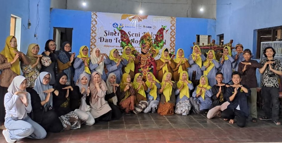 Tim Dosen FSRD ISI Surakarta dan komunitas Dalem Pasinaon bangkitkan potensi seni warga Desa Tunggur, Kecamatan Slogohimo, Kabupaten Wonogiri.