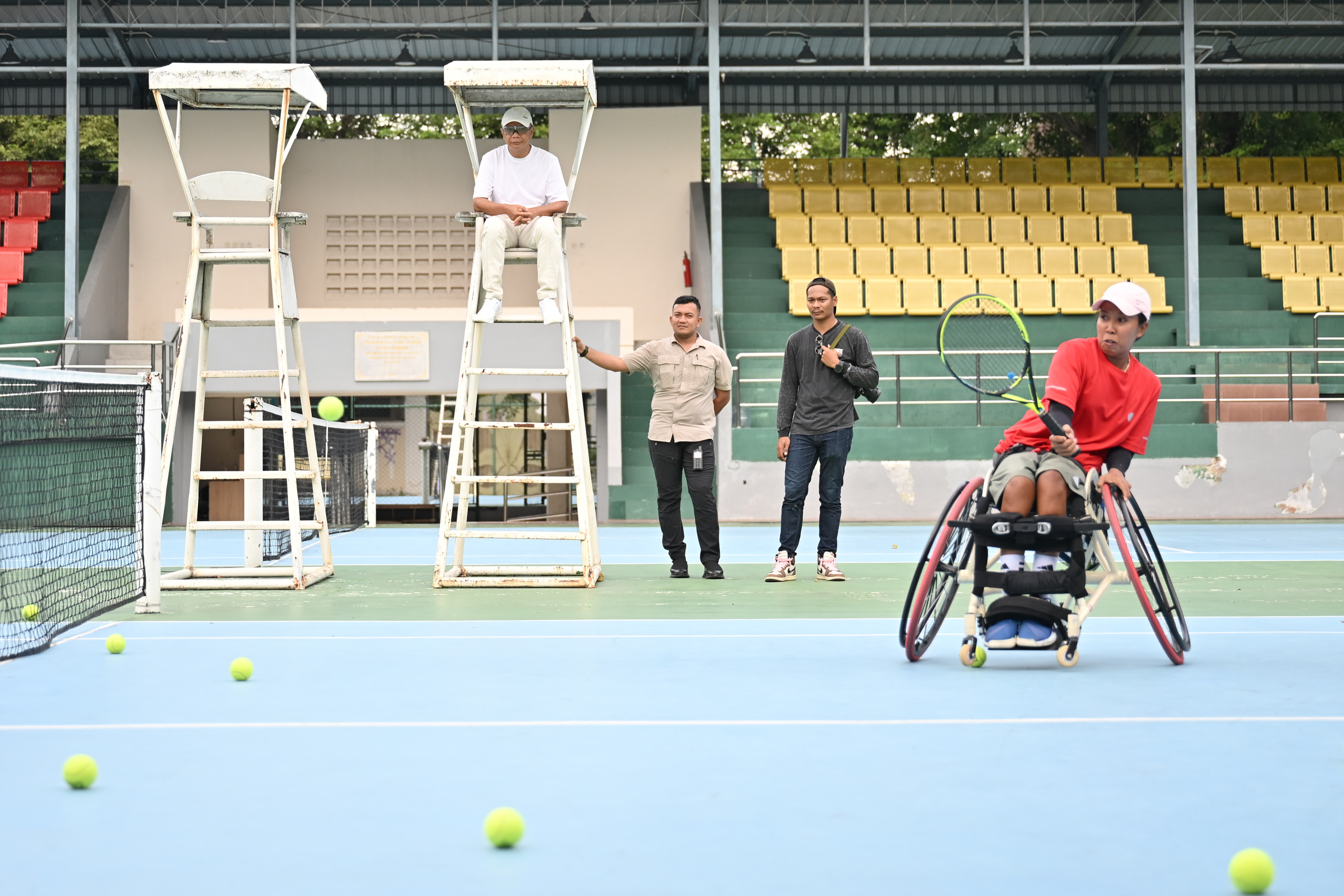 FOKUS: Atlet tenis lapangan Indonesia Ndaru Patma Putri saat berlatih di Kota Solo, belum lama ini.  &nbsp;
