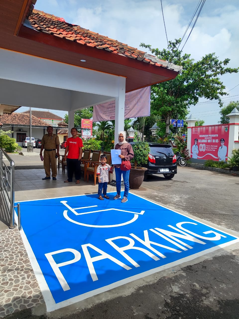 Parkir khusus penyandang difabel di kantor pelayanan Kecamatan Polokarto, Selasa (11/11).