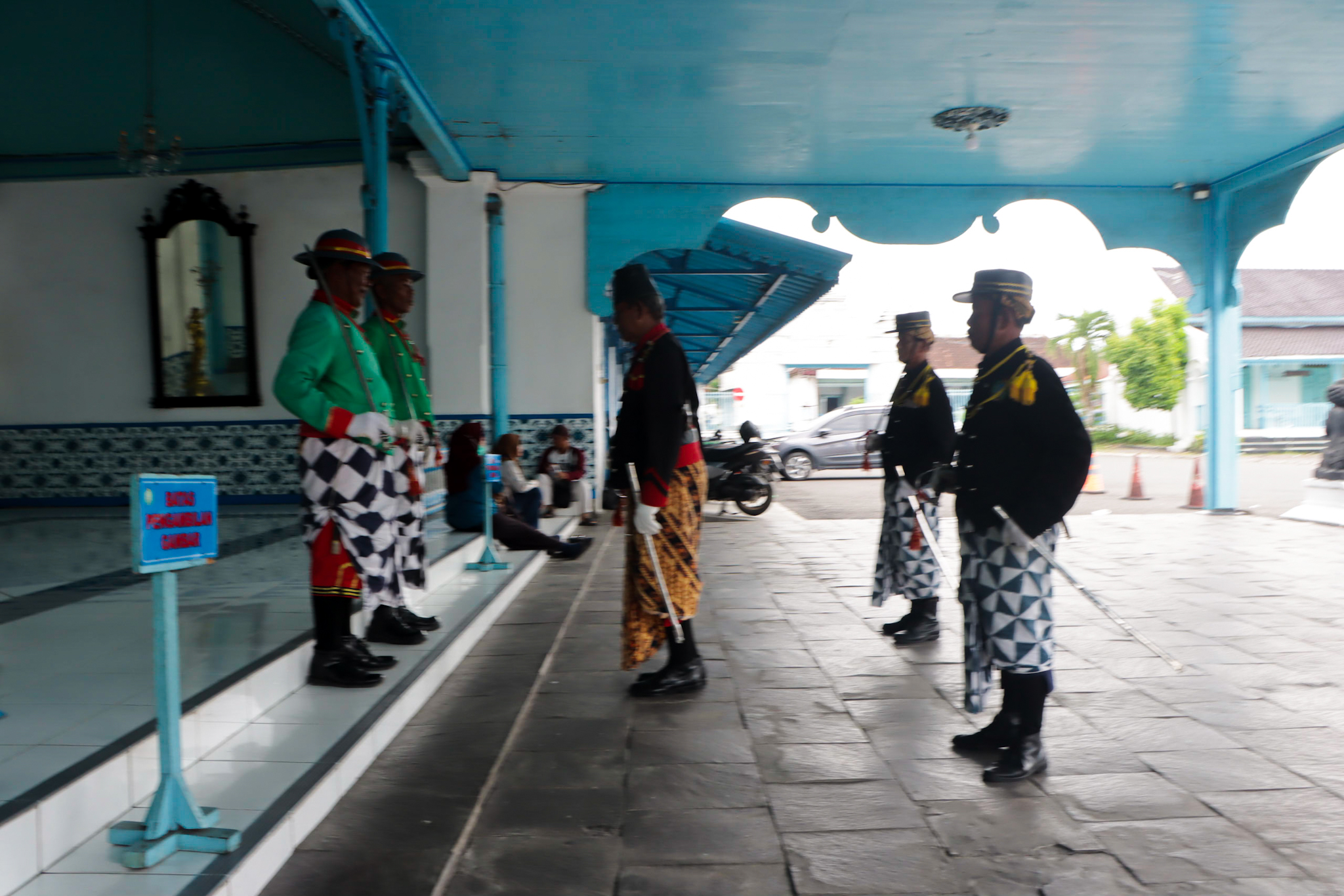 Prajurit Keraton Kasunanan Surakarta siaga. (M Ihsan/Radar Solo)