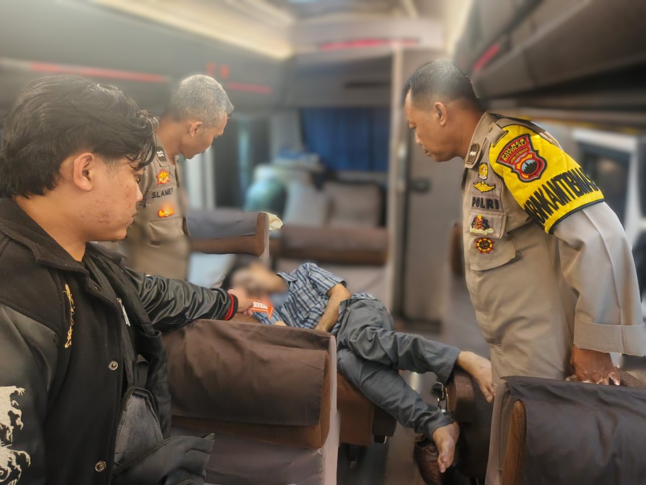 Polisi olah TKP pria paro baya yang meninggal di dalam bus, Selasa (11/11/2025).