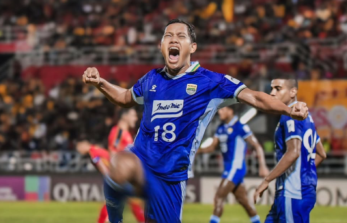 Pemain Persib Bandung Adam Alis.