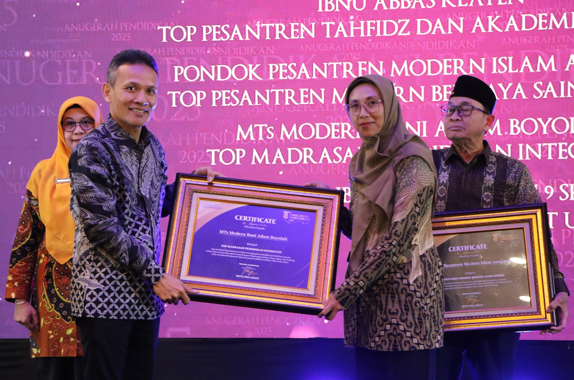 Kepala MTs Modern Bani Adam Indar Agustiati menerima penghargaan kategori Top Madrasah Pendidikan Integratif di Anugerah Pendidikan Radar Solo 2025. (Arief Budiman/Radar Solo)