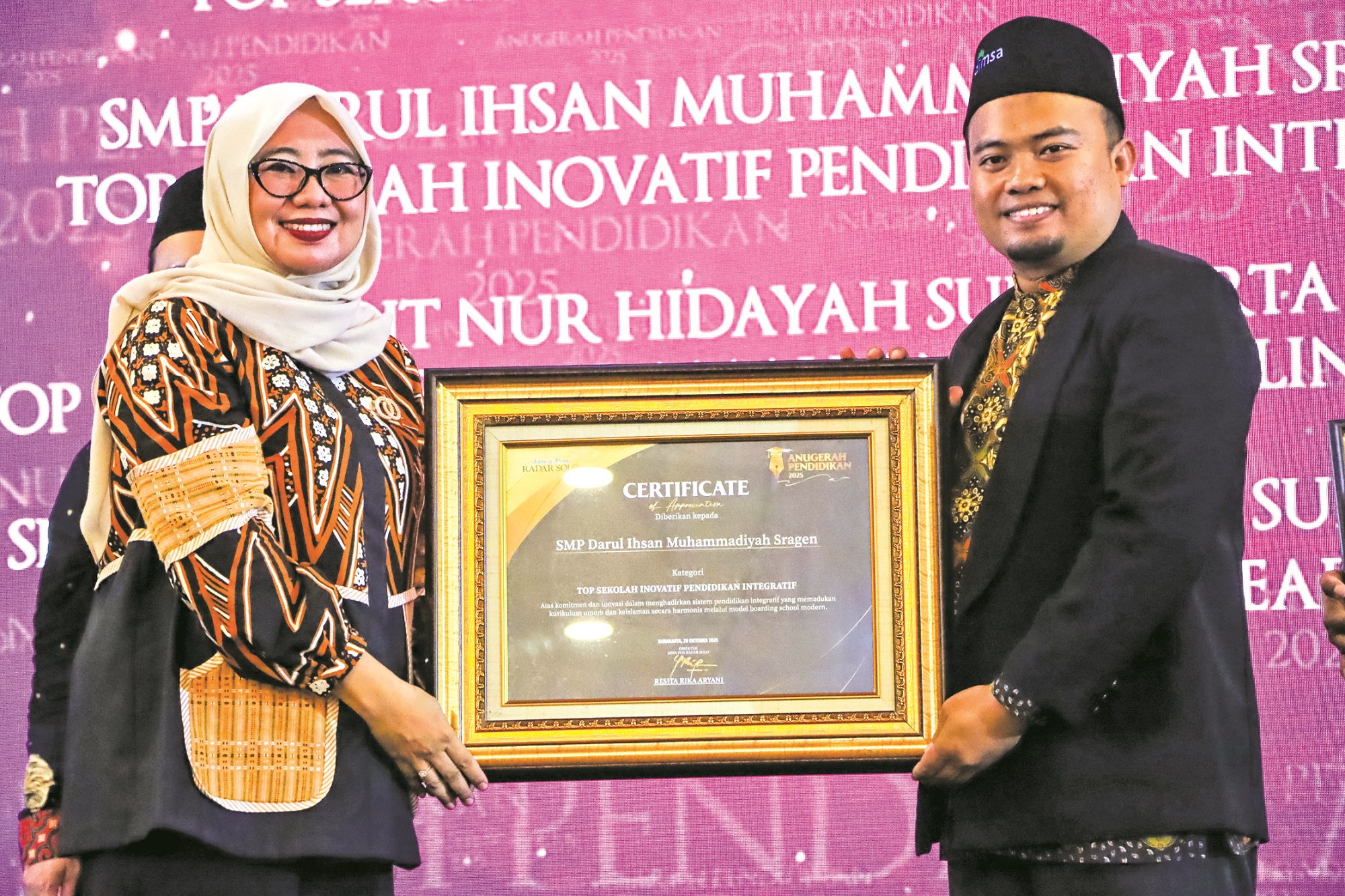 Kepala SMP Ponpes Dimsa Ustad Wibowo Juli Saputro, M.Pd menerima penghargaan Top Sekolah Inovatif Pendidikan Integratif di Anugerah Pendidikan Radar Solo 2025. (M.Ihsan/Radar Solo)