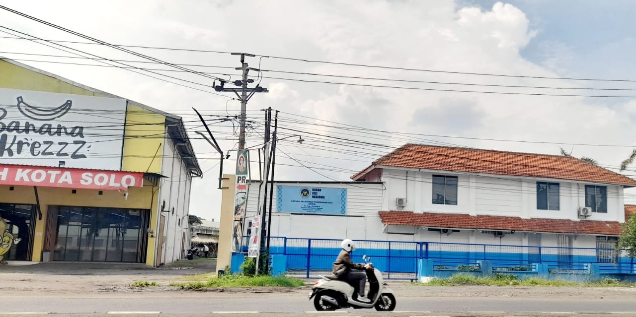 Dapur SPPG 2 Sroyo di Jalan Solo-Sragen, Kecamatan Jaten, Karanganyar masih tutup, Selasa (11/11/2025). (Rudi Hartono/Radar Solo)