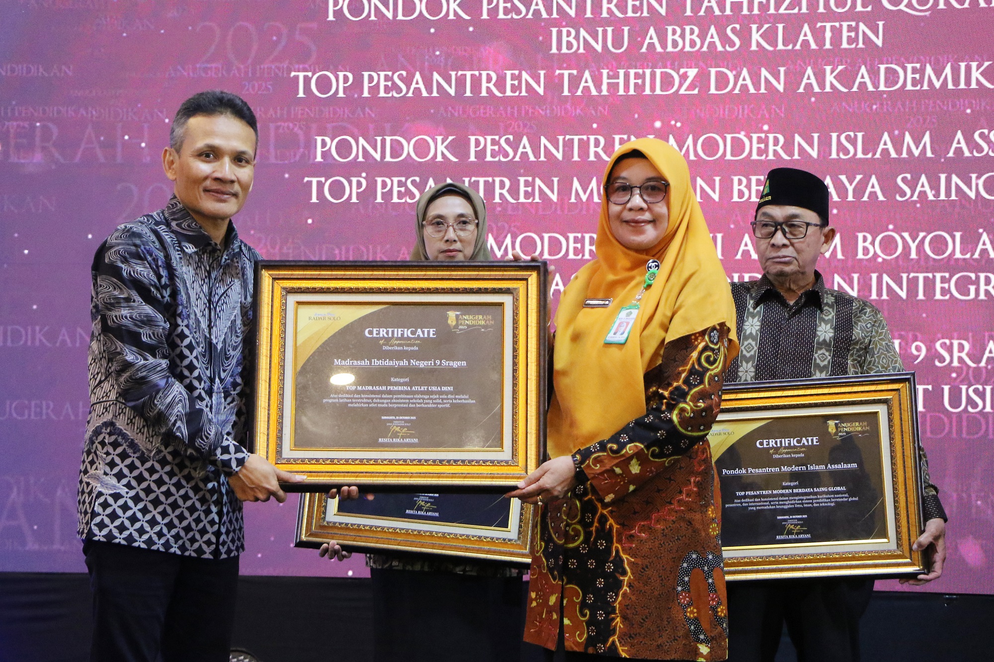 Kepala MIN 9 Sragen Siti Marwiyah menerima penghargaan Top Madrasah Pembinaan Atlet Usia Dini di Anugerah Pendidikan Radar Solo 2025.