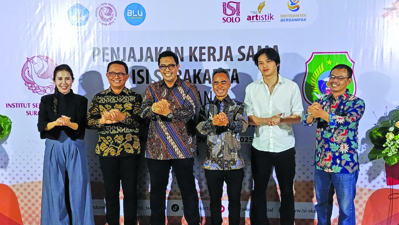 Rektor ISI Solo Bondet Wrahatnala dan Kepala Disdikbud Provinsi Malut Abubakar Abdullah, Senin malam (10/11).