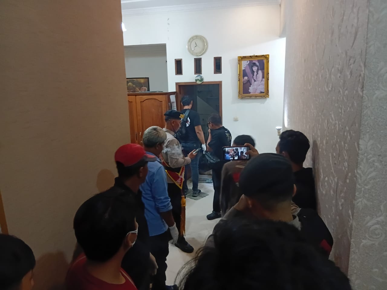 BIKIN GIGIR: Warga dan pihak kepolisian mengecek rumah warga Mojosongo yang meninggal di kediamannya.