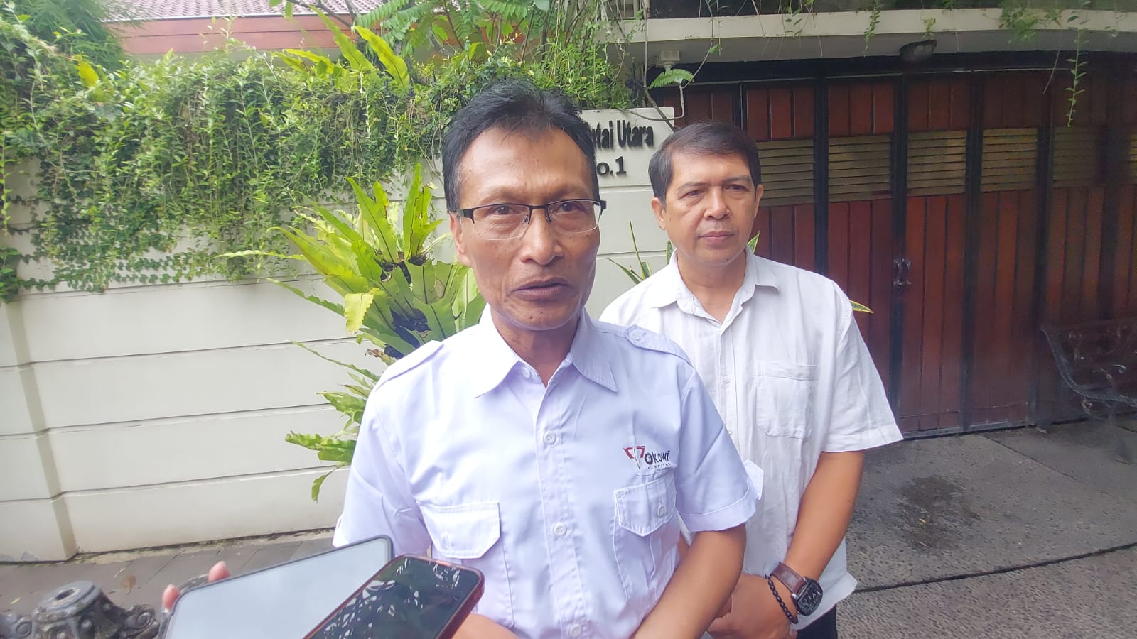 BERI KETERANGAN: Pimpinan Pusat Relawan Jokowi Center (JC) umumkan menonaktifkan salah satu pendirinya Mulyono.