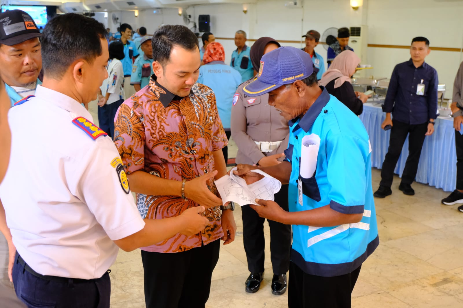 Jukir di Kota Solo mengikuti Bimbingan Teknis (Bimtek) yang digelar Dinas Perhubungan (Dishub) Kota Surakarta, Selasa (11/11).